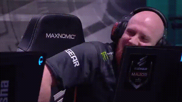 闲着,在比赛间隙有观众发来一幅图,左边是知名解说