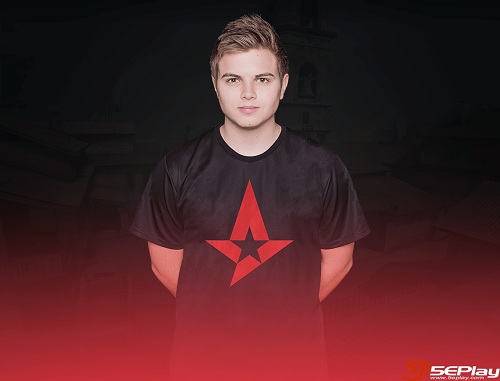 作为fnatic王朝的老队长pronax当初被dennis替换的原因众人