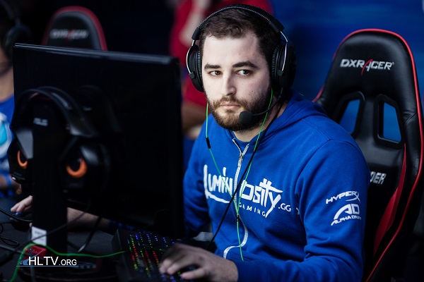 转型csgo的初期并不顺利,fallen的队伍一直只能在巴西国内闯荡,在国际