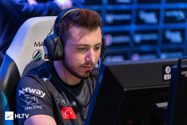 原因不明xantares的twitch直播间又被封禁 5eplay 5e对战平台官网