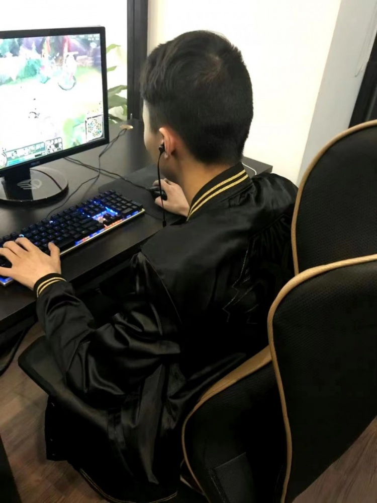 Faker拥有一座大厦# T1老板直播：Faker拥 来自LOL英雄联盟视频- 微博