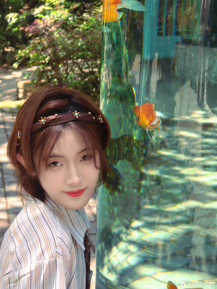 LPL主持夏安微博晒照:学院风打扮尽显典雅_5EPlay - 5EPlay赛凡网