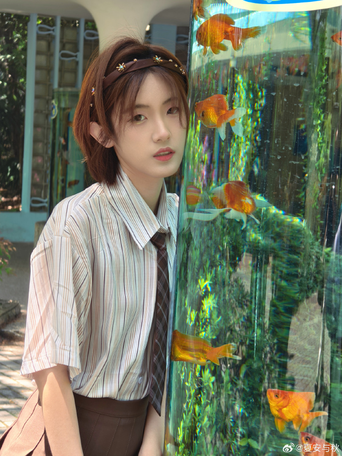 LPL主持夏安微博晒照:学院风打扮尽显典雅_5EPlay - 5EPlay赛凡网