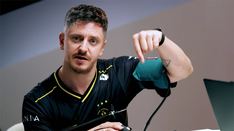 EWC趣味采访：NiKo vs apEX 测谎仪“对决”