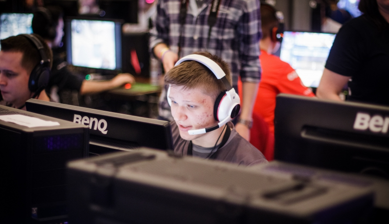 至今为止,基本上没有爆出冷门,不过在h组中,lukas "gla1ve" rossander