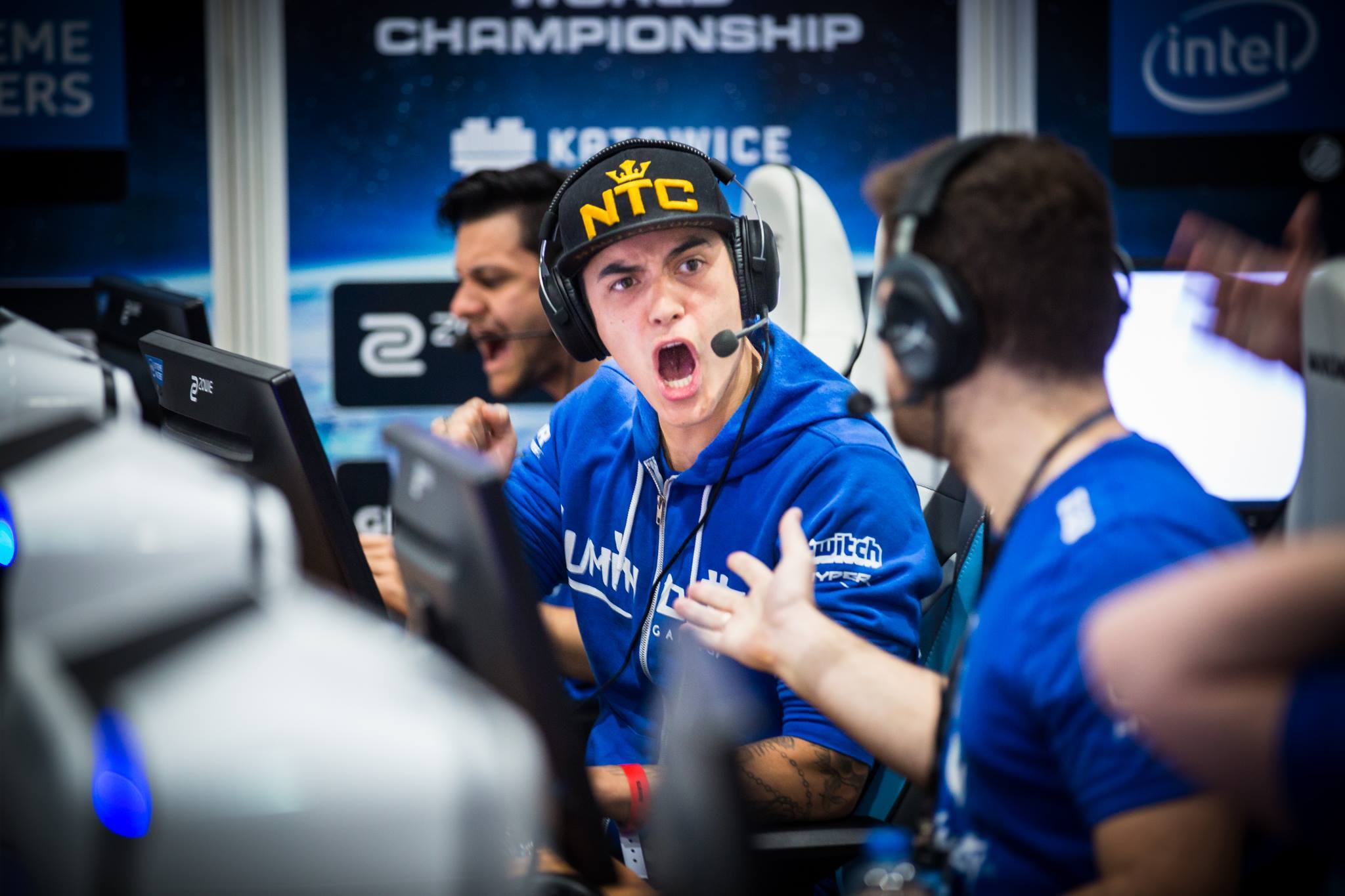 在第一比赛日中,巴西luminosity延续了之前比赛状态,首战击败natus