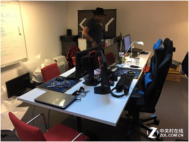 nip战队在斯德哥尔摩的办公室笔者和nip办公人员合影参观完办公室之后