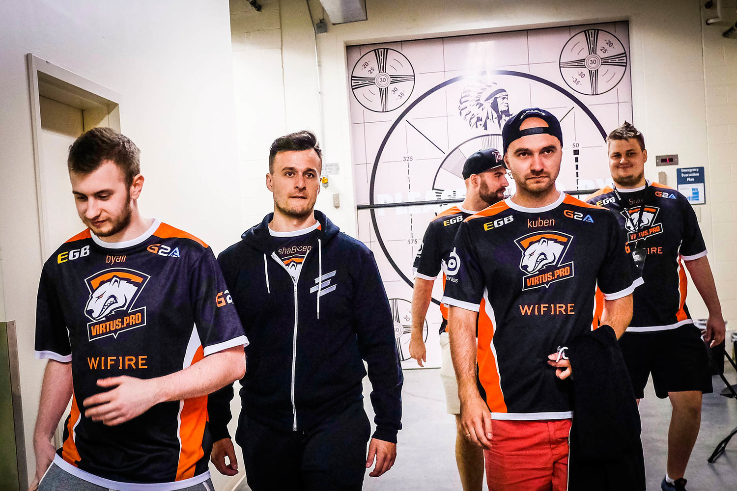 他们分别是来自波兰的vp,美国的col,法国的envyus以及俄罗斯的gambit.